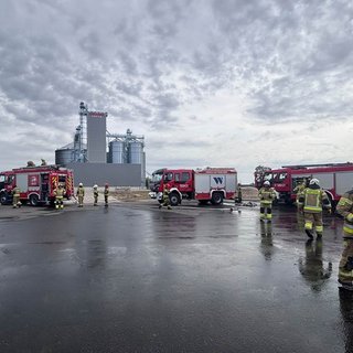 Серія потужних вибухів пролунала в Польщі: перші подробиці масштабної НП (фото)