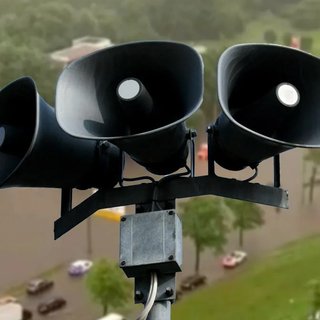 В Люблине зазвучали сирены: перед этим в сети писали о пролете российской ракеты к Польше (видео)