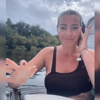 Жінка зняла себе під час купання в річці, а потім зрозуміла, що була не сама (фото)