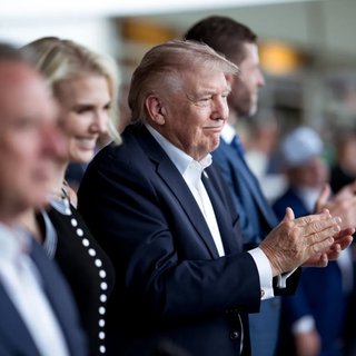10 штрихов к портрету Дональда Трампа: президенту США исполнилось 80 лет (фото, видео)