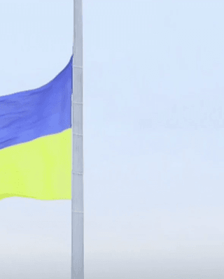 В Киеве приспустили главный флаг Украины: в чем причина