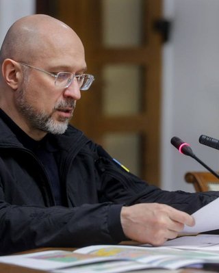 Резервні генератори та ремонтні бригади з областей: Шмигаль розповів, як Києву повертають тепло та світло