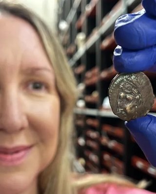 Віком 2000 років: стародавню монету несподівано використали для оплати проїзду в Англії (фото)