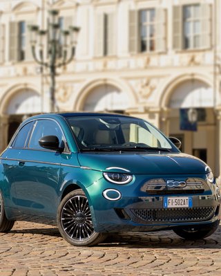 Необычные двери и расход 5,3 л на 100 км: FIAT выпустил недорогое городское авто (фото)