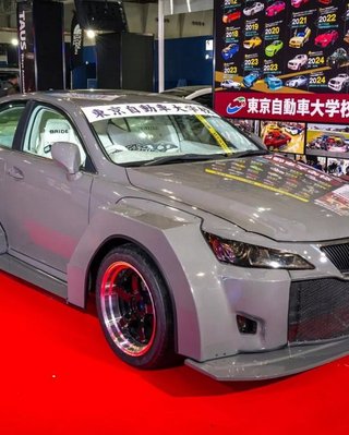 Безумный тюнинг: студенты превратили Lexus в оригинальное авто из Minecraft (видео)