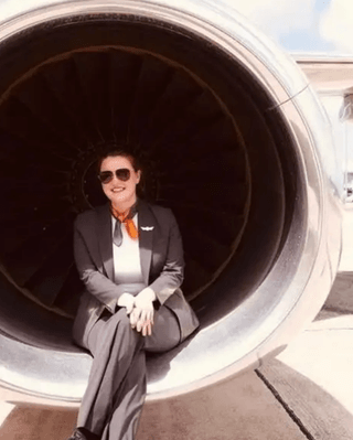 Летает с миллиардерами: стюардесса частного самолета удивила своей зарплатой