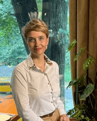 Хто має заходити у ліфт першим? 6 каверзних питань до наставниці з етикету