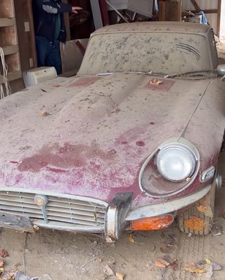 Самое красивое авто всех времен 30 лет пылилось в сарае (видео)