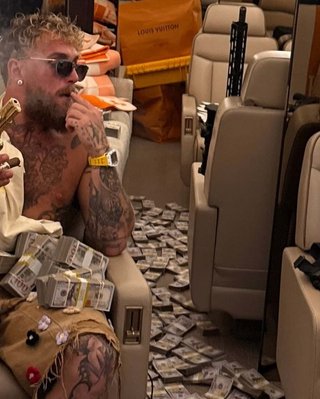 Сломанная челюсть и пачки долларов: блогер Джейк Пол показал свой гонорар после боя с Энтони Джошуа