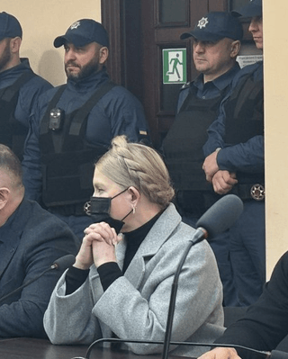 "Чувствую себя очень плохо": Тимошенко пришла в суд в маске и заявила о высокой температуре