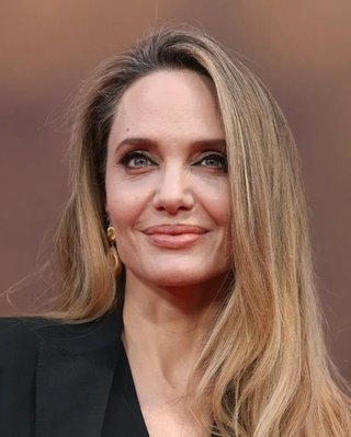 Джоли ни с кем не встречается после развода с Питтом: в чем причина