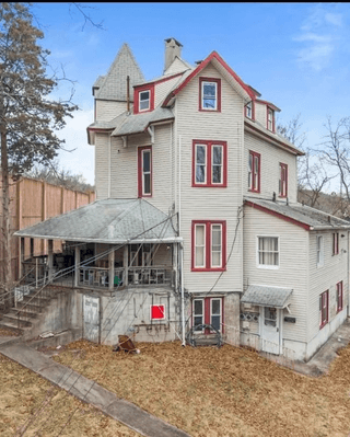 В США продают старинный дом: пользователи обратили внимание на тревожную деталь (фото)