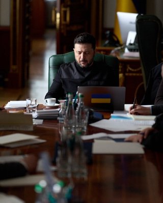 Украине хватит средств до мая, пока Венгрия блокирует кредит на 90 млрд евро, — Politico