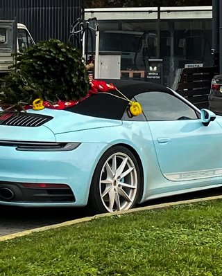 Украинец перевозил рождественскую елку на спортивном кабриолете Porsche (фото)