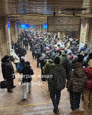 Красная ветка метро курсирует только до "Театральной": киевляне стоят в больших очередях (видео)