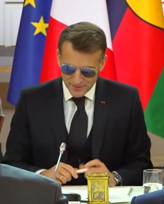 "Придется смириться": Макрон пришел на работу в солнцезащитных очках (видео)