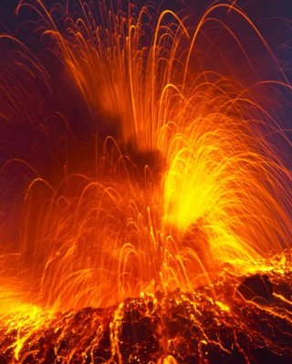 Это единственный в мире вулкан, который постоянно извергает лаву как минимум 2375 лет (видео)