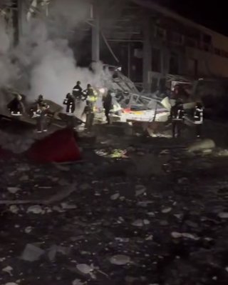 Россияне обстреляли терминал "Новой почты" и ударили по детскому санаторию в Харькове: последствия ночной атаки (видео)