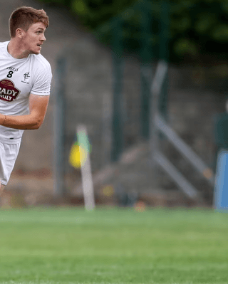 Футболістам заборонено бігати з м'ячем у руках: як дивні правила змінювали гру