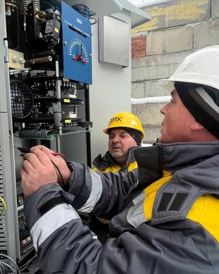 Киев без света: 500 домов остаются без отопления, к многоэтажкам подвозят большие генераторы