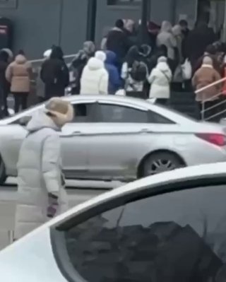 Частичный блэкаут в Киеве: люди спешат купить еду в еще работающих супермаркетах (видео)