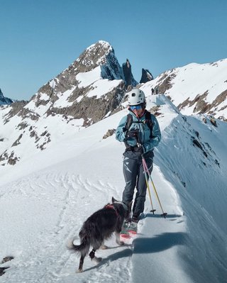 За секунду до катастрофи: лижницю з її собакою ледве не накрила лавина (відео)