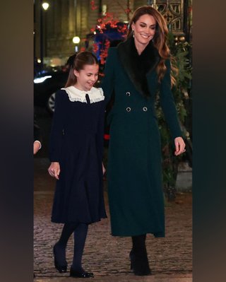 Кейт Миддлтон появилась на публике в старом пальто (видео)