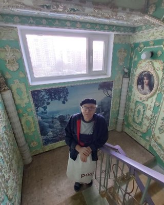 После клинической смерти изменил жизнь: пенсионер создает "Версаль" в подъезде многоэтажки Киева