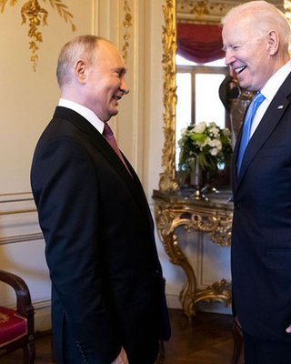 Приборкати ведмедя. Чому американські ЗМІ критикують Байдена за м'якість стосовно Росії