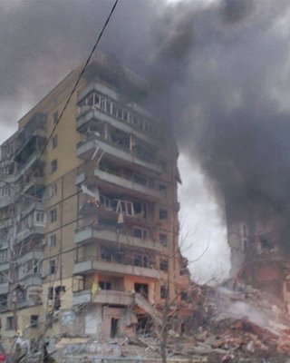 Ракета поцілила у житловий будинок у Дніпрі