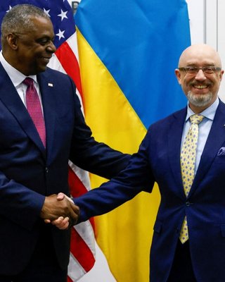 Башти Кремля чекають на бавовну. Навіщо міністр оборони США прилетів у Брюссель на зустріч НАТО