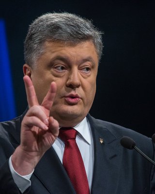 Порошенко не свергнут. Кто выигрывает от противоречий националистов и патриотов