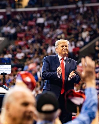 Жадібний Трамп, бензин і медицина: що хвилює американців і де тут Україна
