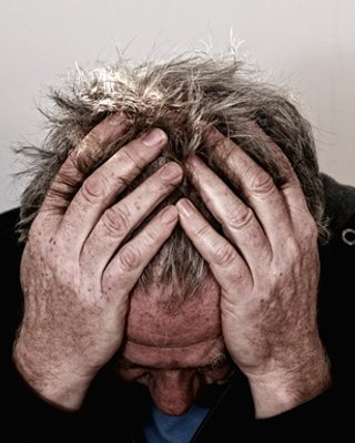 Чоловік скаржився на хронічні головні болі: йому діагностували рак, але причина була набагато гіршою
