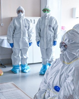 Небезпечні ігри. Лікарів косить COVID-19, але чиновники не бачать проблем із закупівлею засобів захисту