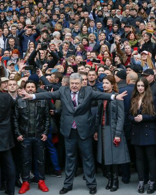"Жму руку. Обнимаю". Почему Порошенко не сядет и за что его по-настоящему следует судить