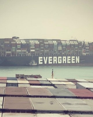 Суецький канал заблоковано