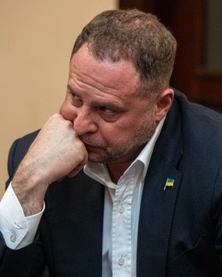 Браслети, ляльки вуду та ворожка Вероніка: де прорахувався Андрій Єрмак