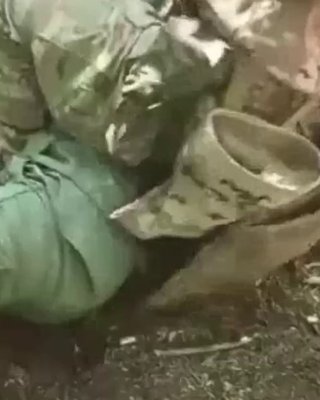 Казнь украинского военнопленного солдатами РФ