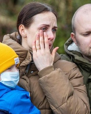 Кому война, кому — шоу: пока в Киеве горела Лавра, у Белого дома развлекались
