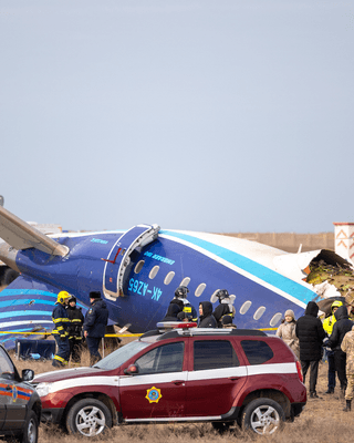 Сбитый Embraer-190 меняет все: почему азербайджанский самолет можно считать "черным лебедем" для России