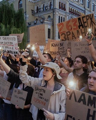 Революція картонок: 8 перших висновків з акцій протесту молоді