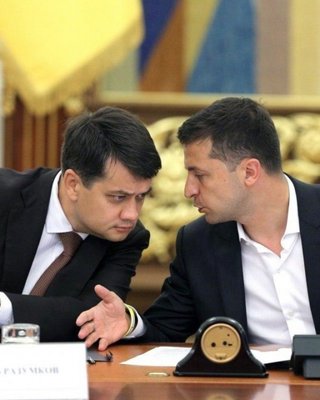 За крок до відставки. Чи призведе конфлікт Разумкова і Зеленського до їхнього політичного розлучення