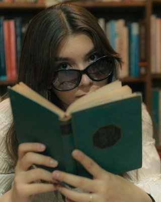 Тут якась таємниця: чому люди люблять читати книги про таємні спільноти, приховані символи та змови