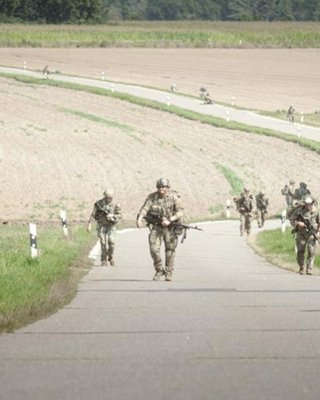 Мігрантам приготуватися: не захотіли служити у ЗСУ — служитимете в армії країни тимчасового захисту