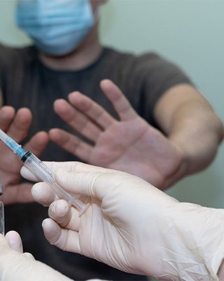 Смерть як аргумент. Як переконати вакцинуватися тих, хто виступає проти щеплень