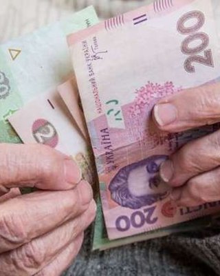Осталось 10 дней: один из государственных банков прекращает выплату пенсий на карты