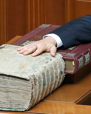 Конституционные игры. Кто в реальности не соблюдает Основной Закон