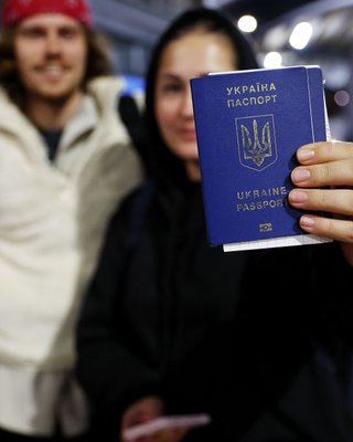 Ті, хто залишив Україну, проти тих, хто залишився: чи мають голосувати на виборах тi, хто виїхав пiд час вiйни