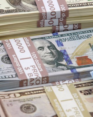 Курс гривні до долара рекордно впав